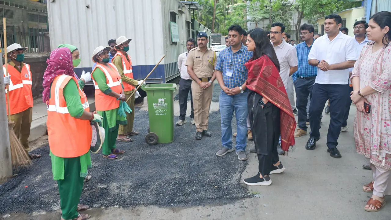 ​Mumbai: Ashwini Bhide inspects sanitation workers’ outpost in Vikhroli 