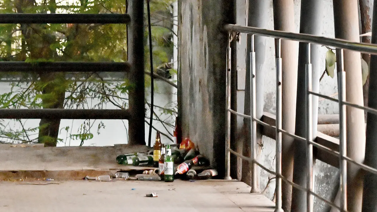 ​Powai foot overbridge turns unsafe as drunkards occupy dilapidated structure 