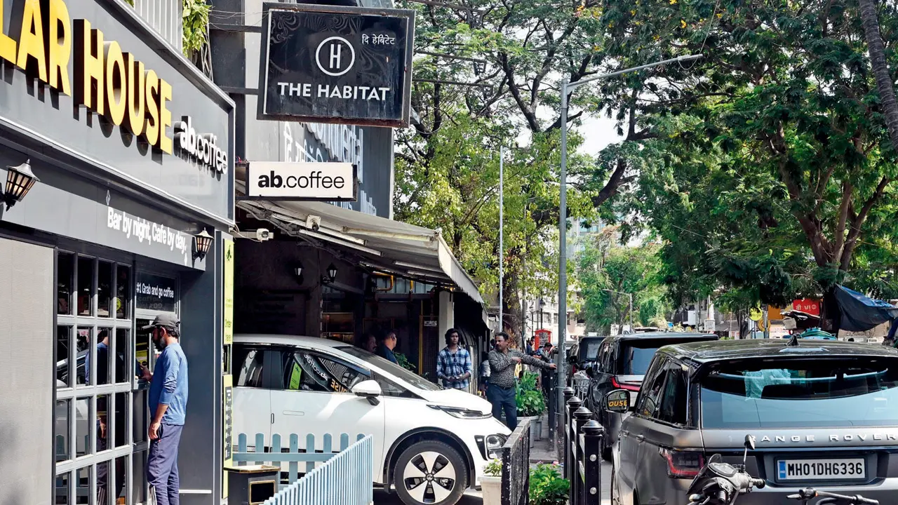 ​Footpath or valet zone? Khar hotel accused of blocking public pathway 