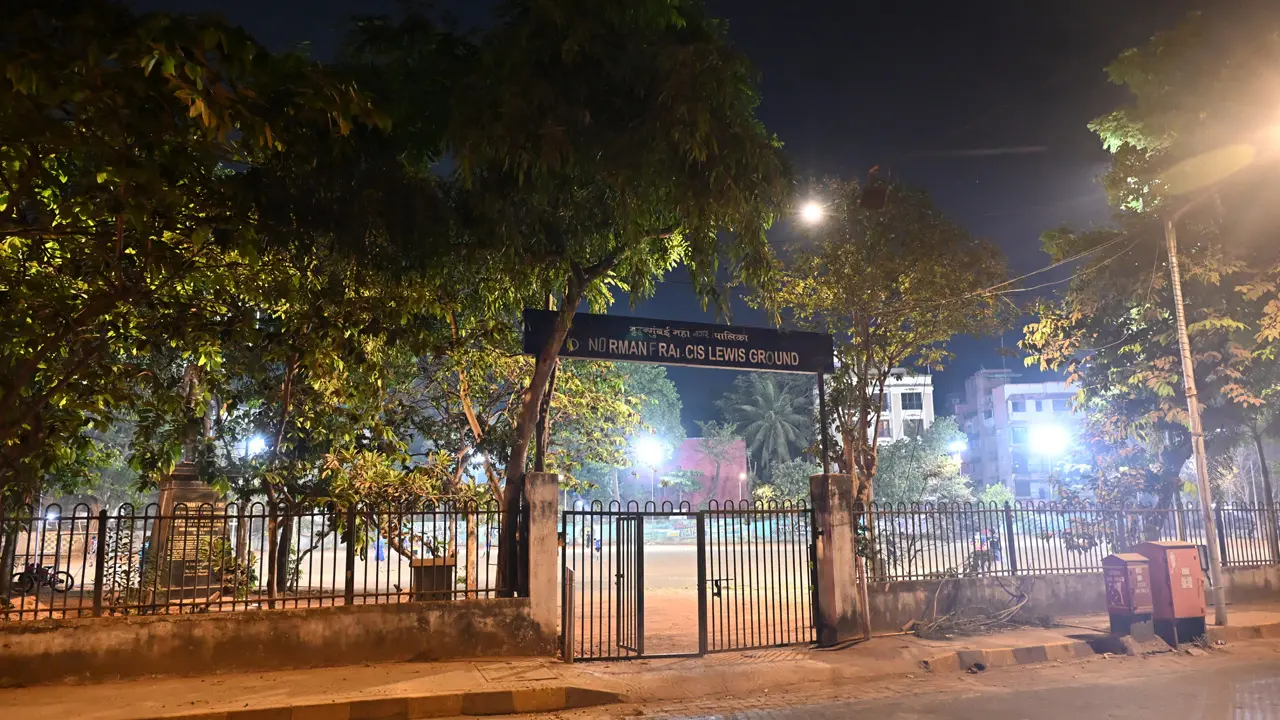 ​Bandra playground’s loose red soil raises dust pollution concerns 
