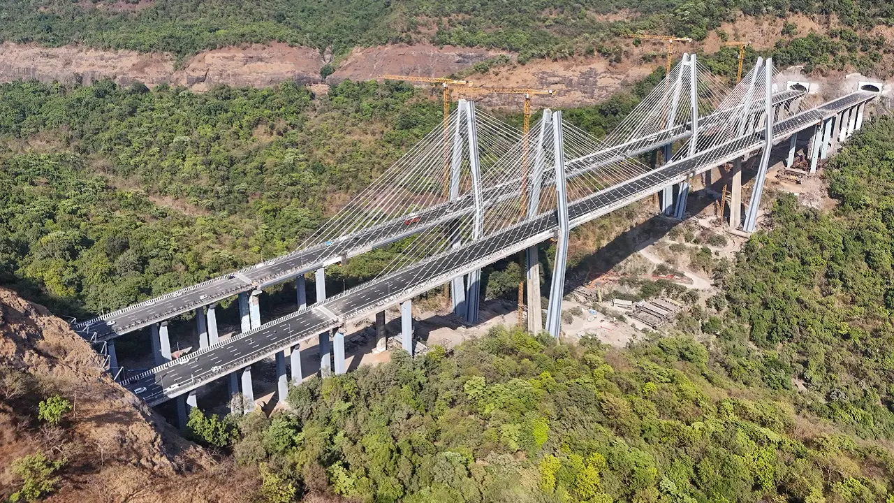 ​No selfies on Mumbai-Pune Expressway connecting link: MSRDC warns motorists 