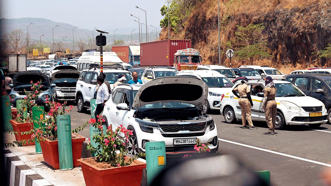 ​Weekend gridlock hitswith heavy traffic at Mumbai-Pune E-way 