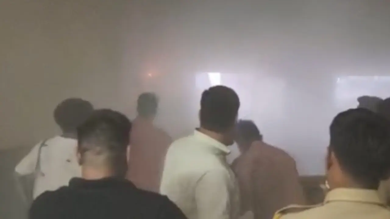 ​Fire breaks out at Andheri station, no injuries reported 