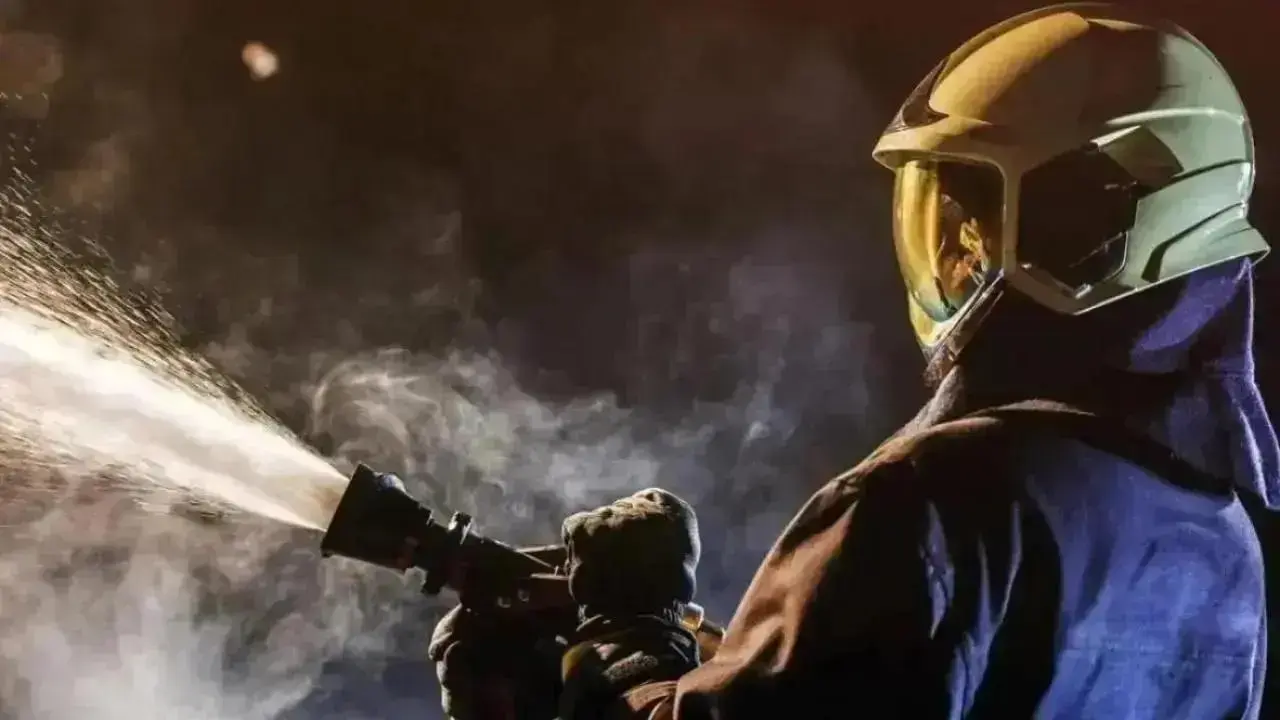 ​Mumbai: Fire breaks out at residential building near Sassoon Dock in Colaba 