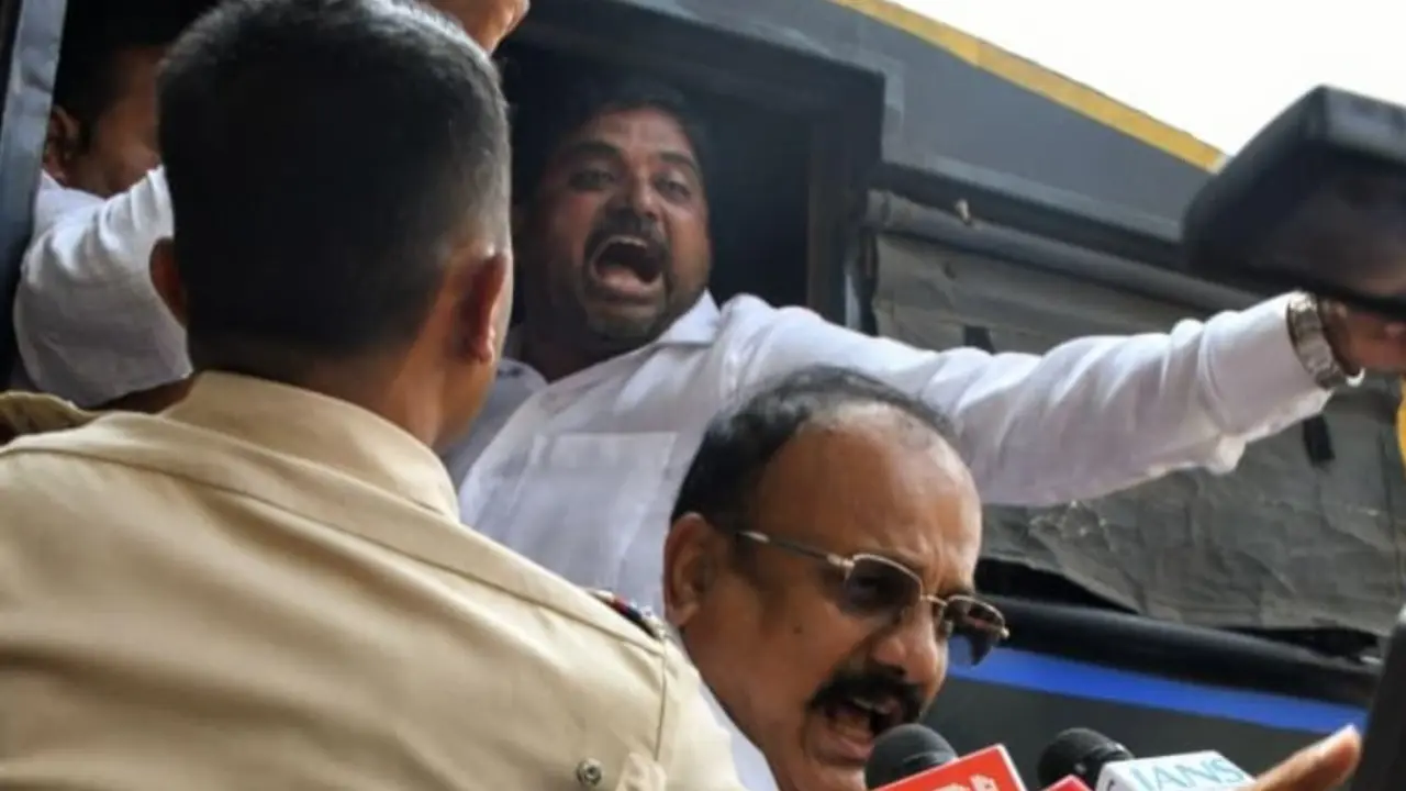 ​Raju Shetti, Sapkal join protest by mango and cashew growers at Mantralaya 