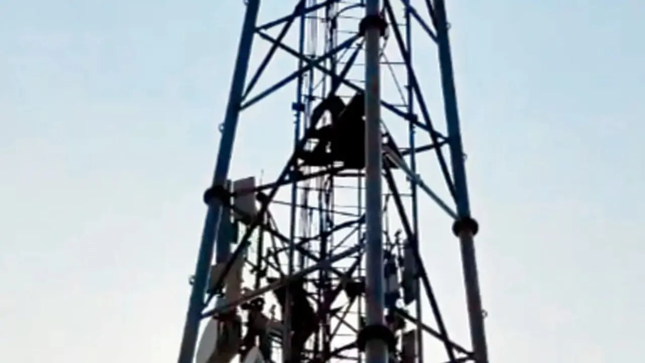 Thane man climbs tower seeking Eknath Shinde’s intervention in land dispute case