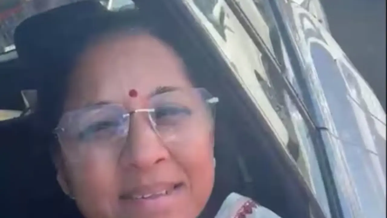 ​Sule stuck in traffic on Mumbai-Pune Eway; CM Fadnavis apologises 