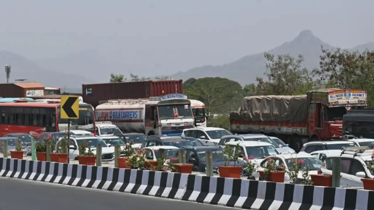 ​Heavy traffic on Mumbai-Pune Expressway as long weekend begins 